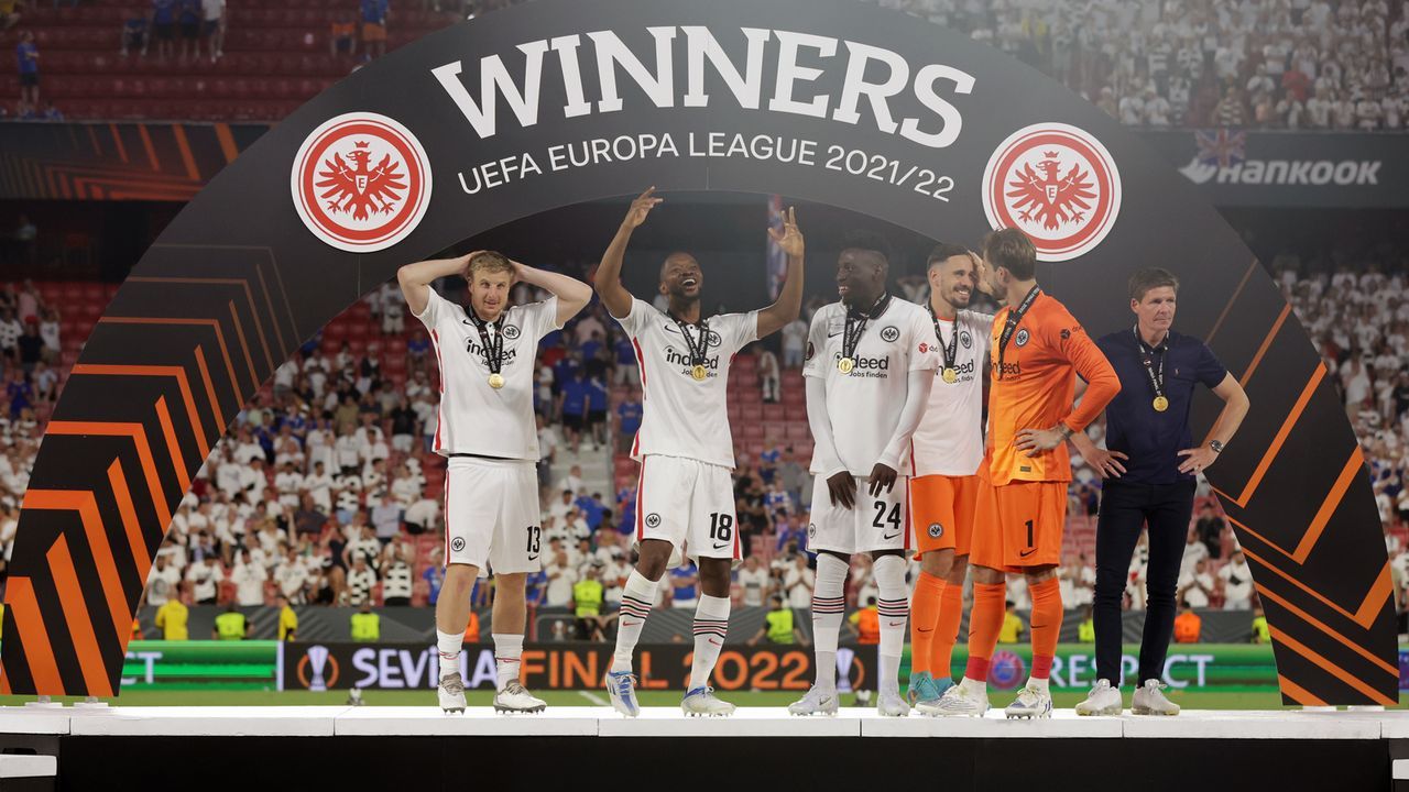 Kaum zu fassen - Frankfurt hat den Pokal - Bildquelle: 2022 Getty Images