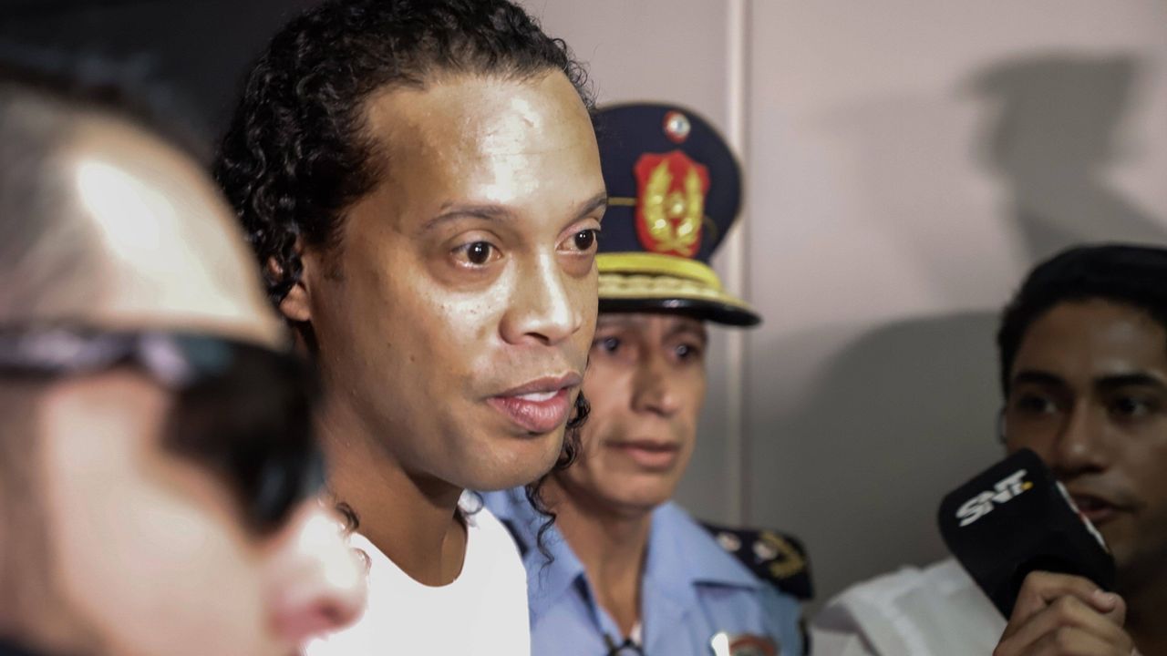 Wegen gefälschter Pässe! Ronaldinho in U-Haft - Bildquelle: imago images/Agencia EFE