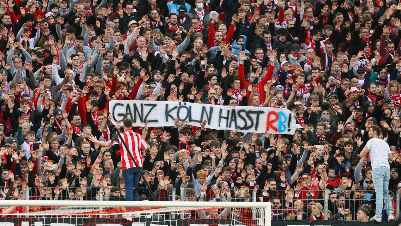 "Ganz Köln hasst RB" - Bildquelle: IMAGO/Picture Point LE