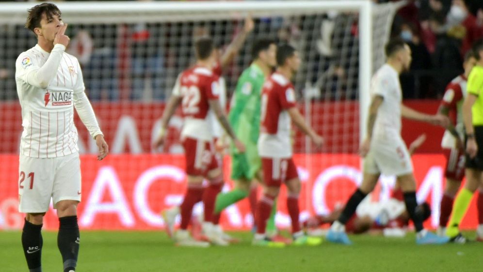 Oliver Torres (l.) besorgte das 2:2 für Sevilla - Bildquelle: AFP/SID/CRISTINA QUICLER