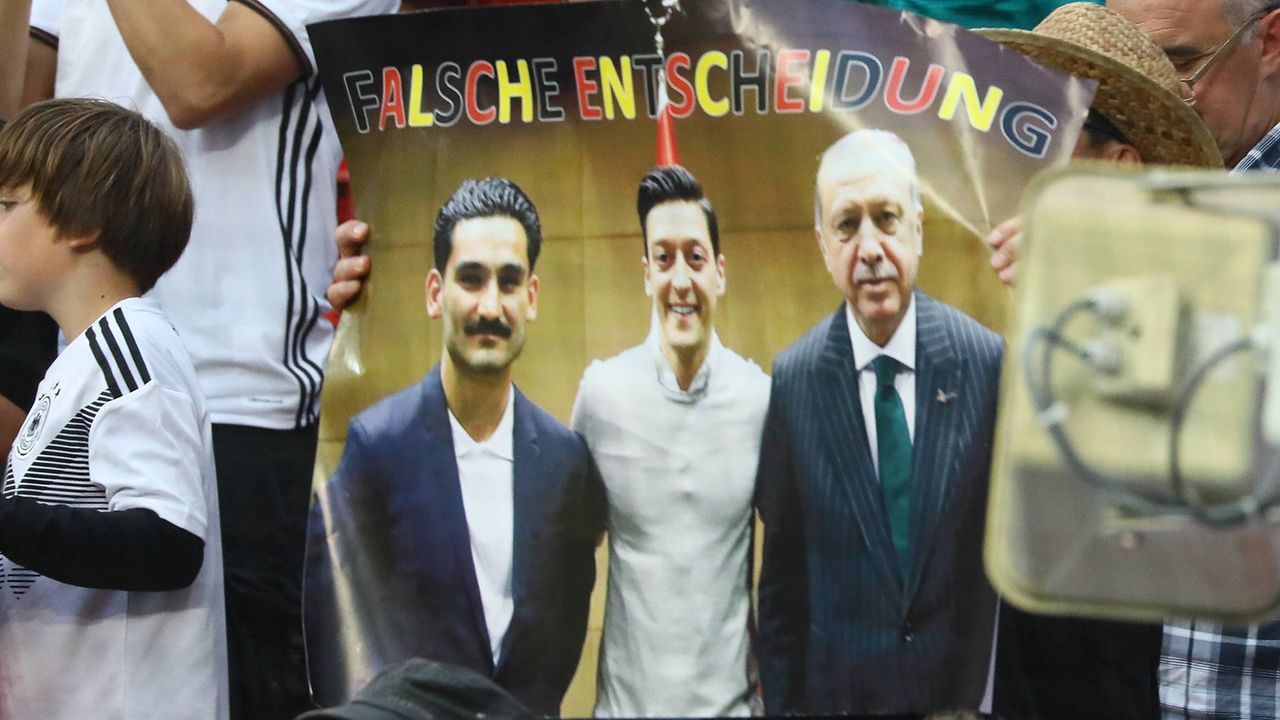 Mesut Özil, Ilkay Gündogan und das Foto mit Recep Tayyip Erdogan - Bildquelle: imago/SchÃ¼ler