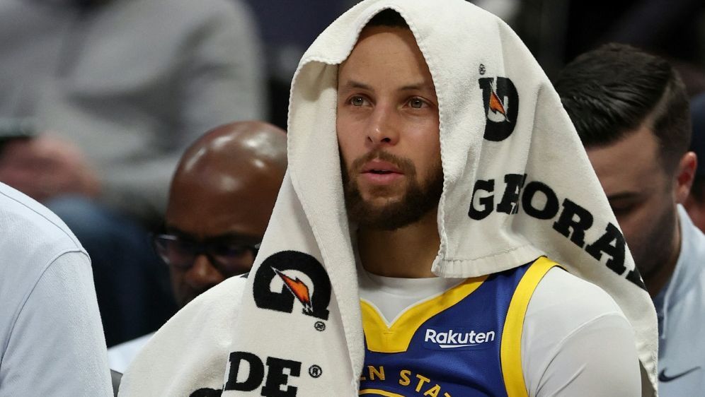 Curry ist wohl erneut zum Zuschauen gezwungen - Bildquelle: AFP/GETTY SID/MATTHEW STOCKMAN