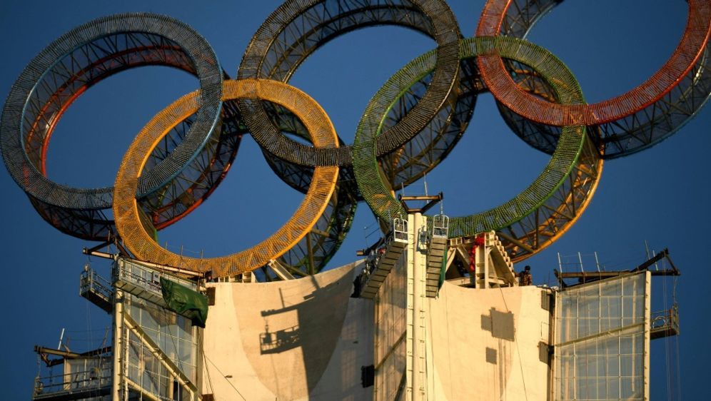 Coronafälle nehmen zweieinhalb Wochen vor Olympia zu - Bildquelle: AFP/SID/NOEL CELIS