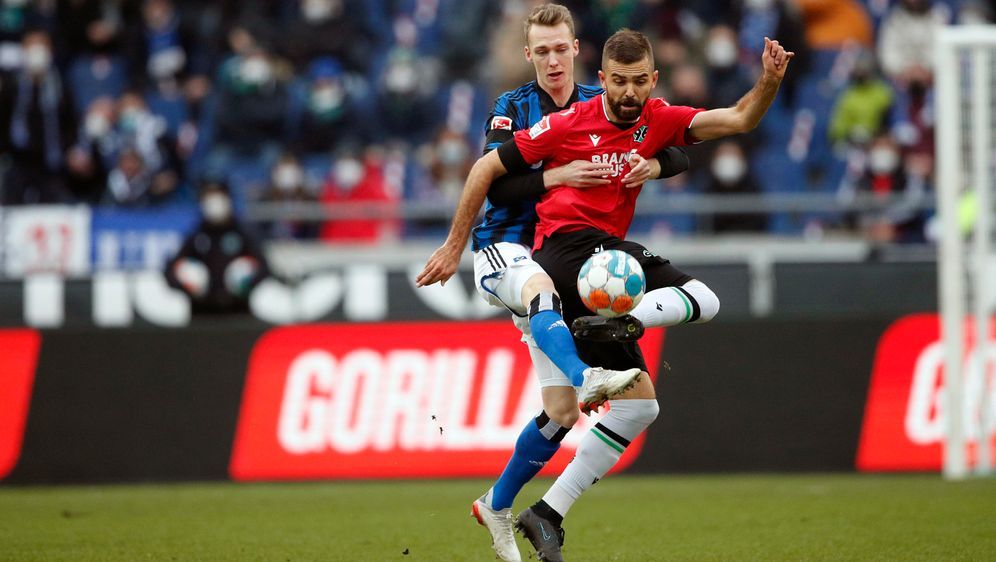 Lukas Hinterseer und die Hannoveraner gewannen zuhause gegen den HSV - Bildquelle: Imago