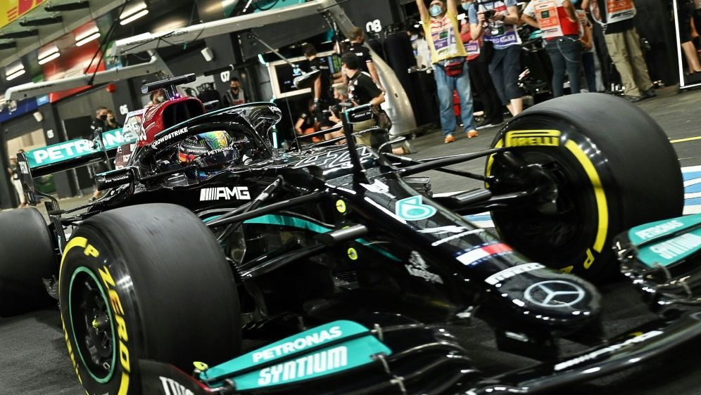 Für den neuen Sponsor erntet Mercedes viel Kritik - Bildquelle: AFP/SID/ANDREJ ISAKOVIC