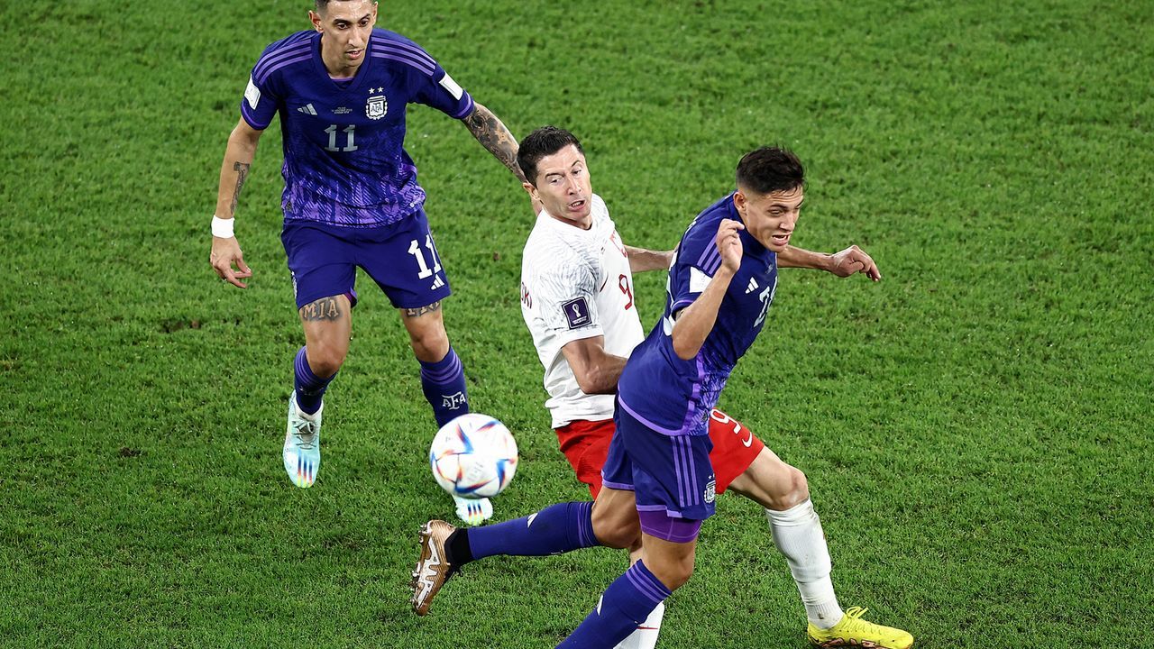 Star-Watch: So lief das Duell Messi vs. Lewandowski - Bildquelle: 2022 Getty Images