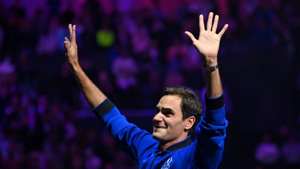 Roger Federer verabschiedet sich von den Fans - Bildquelle: AFP/SID/Glyn KIRK