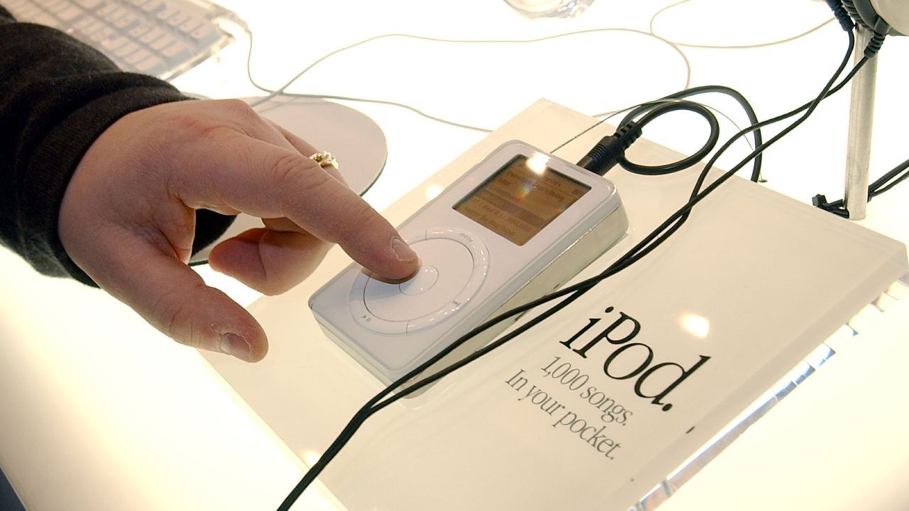 Der erste iPod wird vorgestellt - Bildquelle: Getty
