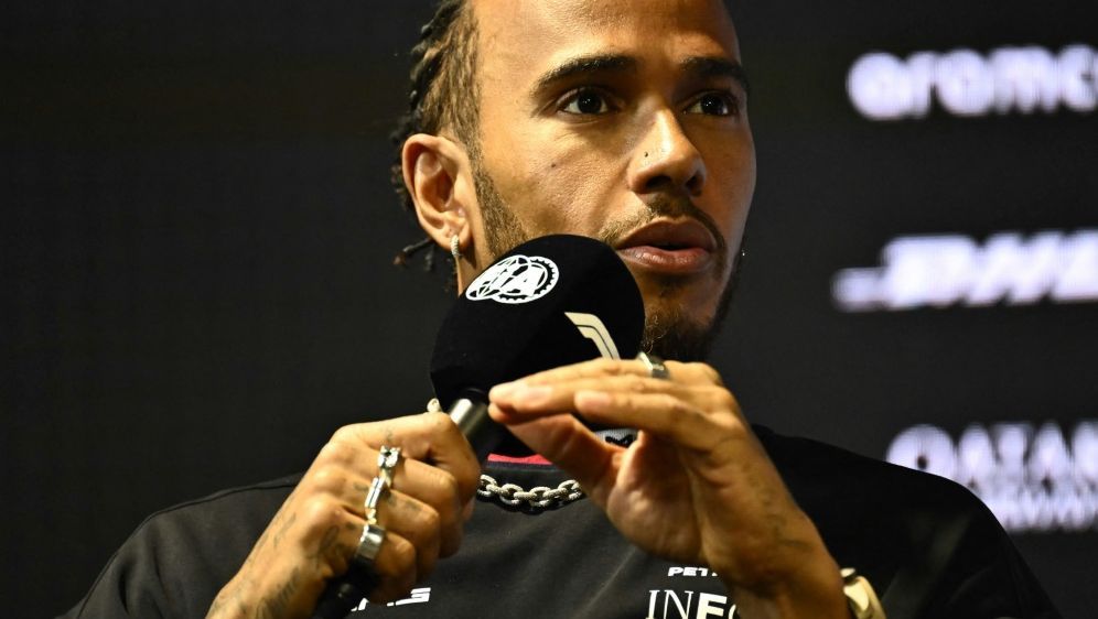 Hamilton kritisiert die FIA - Bildquelle: AFP/SID/BEN STANSALL
