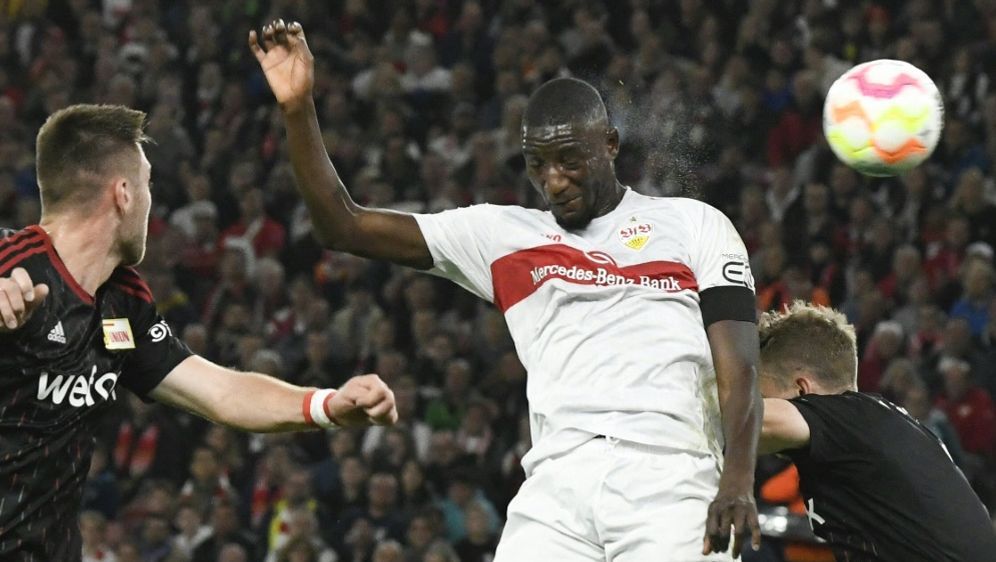 Guirassy (m.) verletzte sich im Spiel gegen Bremen - Bildquelle: AFP /SID/THOMAS KIENZLE