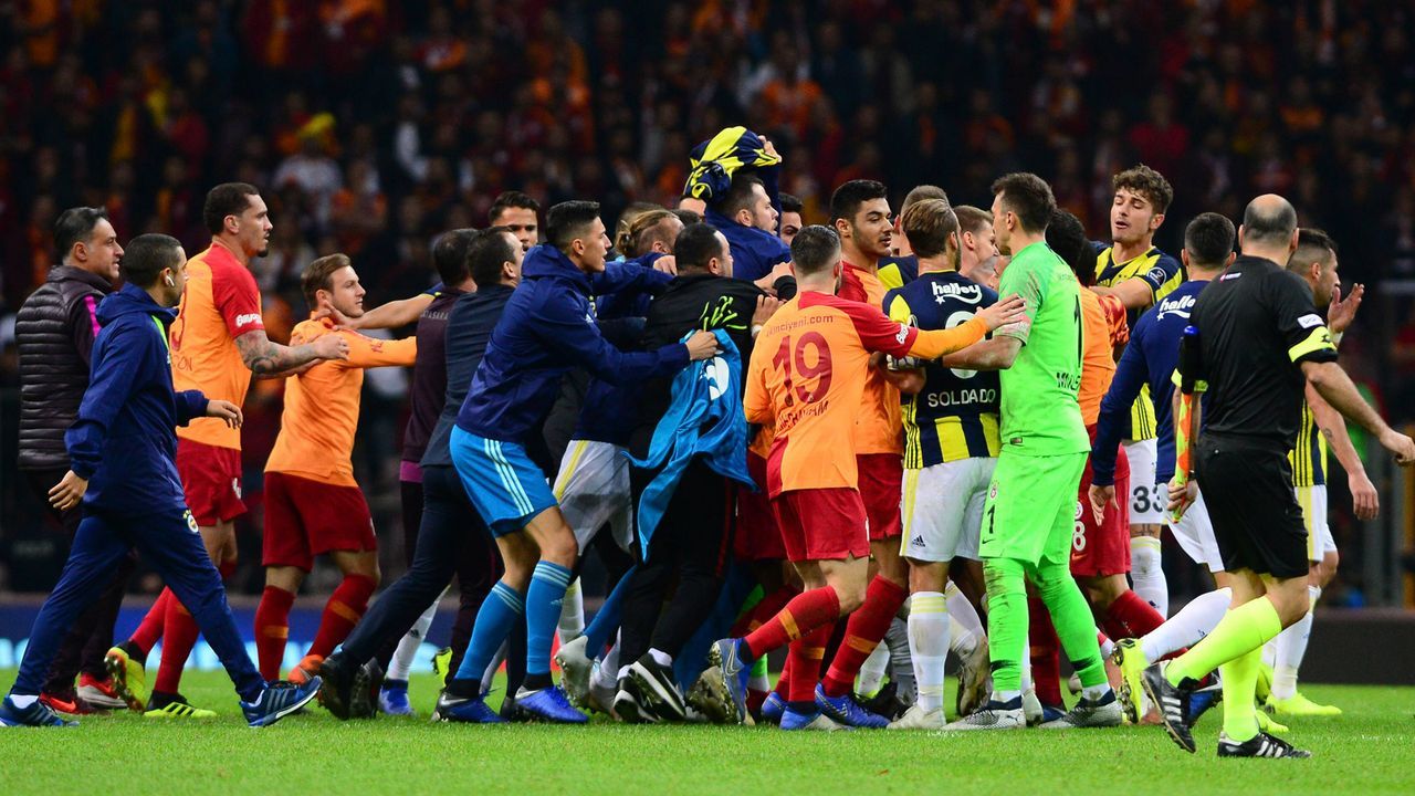 Massenschlagerei Bei Istanbul Derby Die Eskalation Am Bosporus