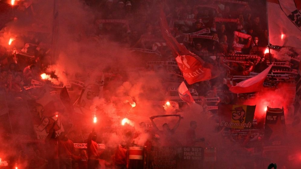 Die Stuttgarter Fans brannten Bengalische Feuer ab - Bildquelle: AFP/SID/JOHN MACDOUGALL