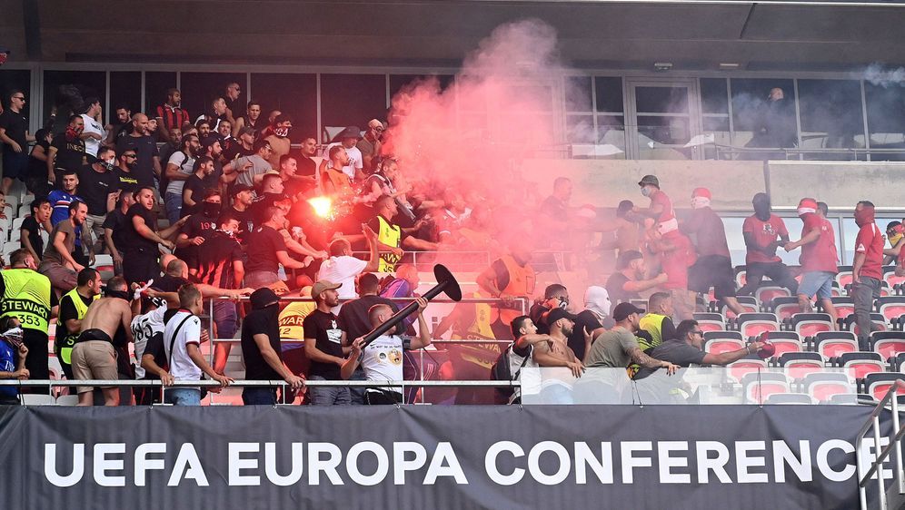 Krawalle einiger weniger: In Nizza geraten Fans von OGC und des 1. FC Köln a... - Bildquelle: imago