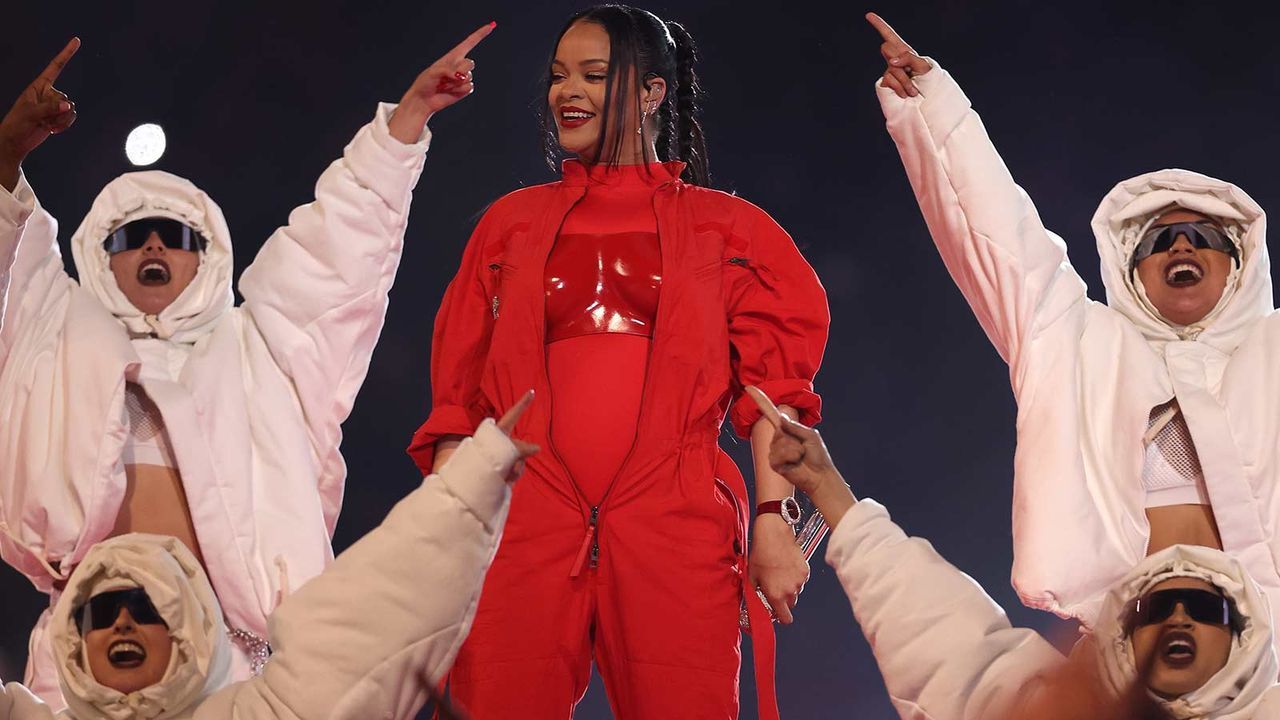 Rihanna hat mehr Zuschauer als der Super Bowl - Bildquelle: 2023 Getty Images