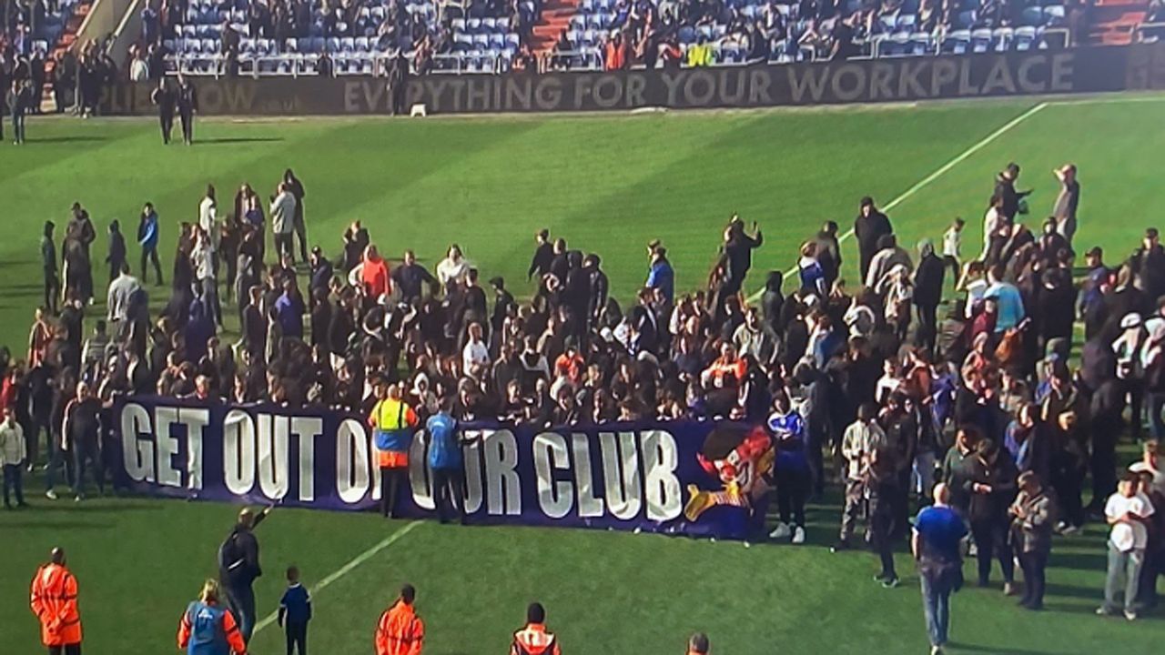 Abstieg besiegelt: Fans von Oldham protestieren während des Spiels - Bildquelle: twitter@rasiron
