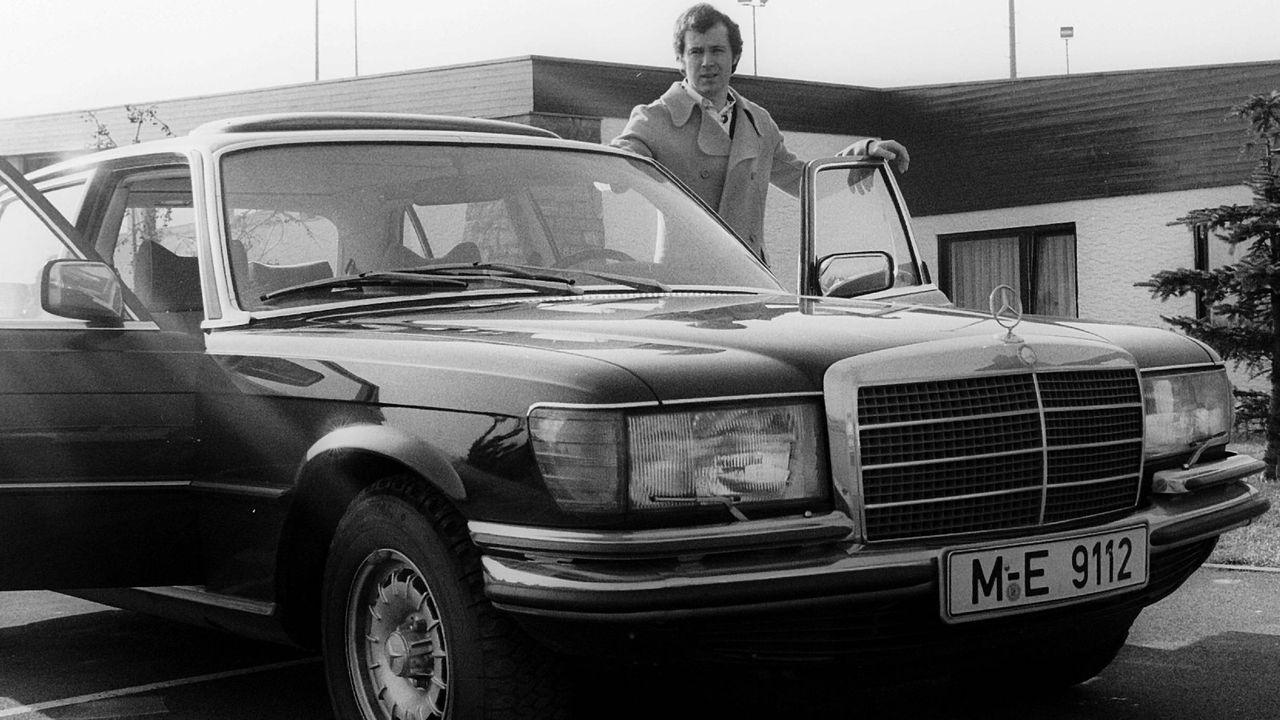 Nach 44 Jahren! Beckenbauer kauft Traumauto zurück - Bildquelle: Imago