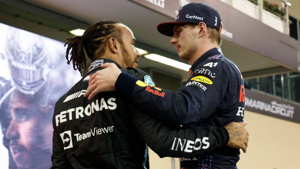 Lewis Hamilton und Max Verstappen haben sich einen äußerst spannenden Titelk... - Bildquelle: Imago