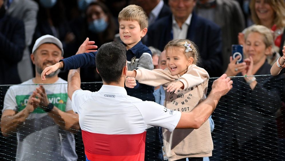 Novak Djokovic mit seinen Kindern Stefan und Tara - Bildquelle: Getty