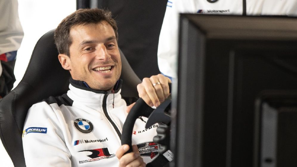 BMW-Werksfahrer Bruno Spengler muss sich bisher mit Sim-Racing begnügen - Bildquelle: BMW