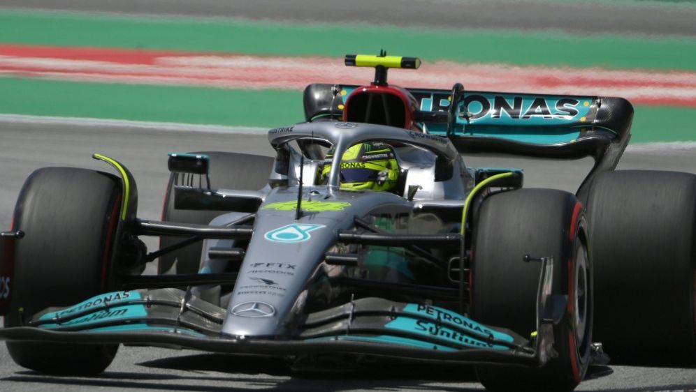 Mercedes: Lewis Hamilton sieht Verbesserungen - Bildquelle: AFP/SID/LLUIS GENE