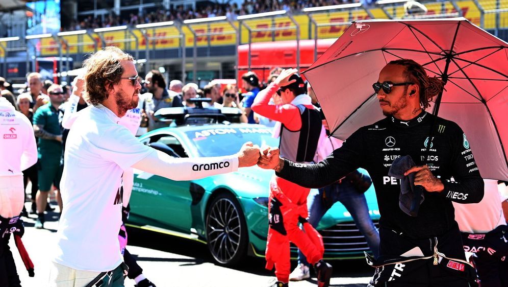 Sebastian Vettel und Lewis Hamilton sind von Rivalen zu Freunden geworden - Bildquelle: Motorsport Images