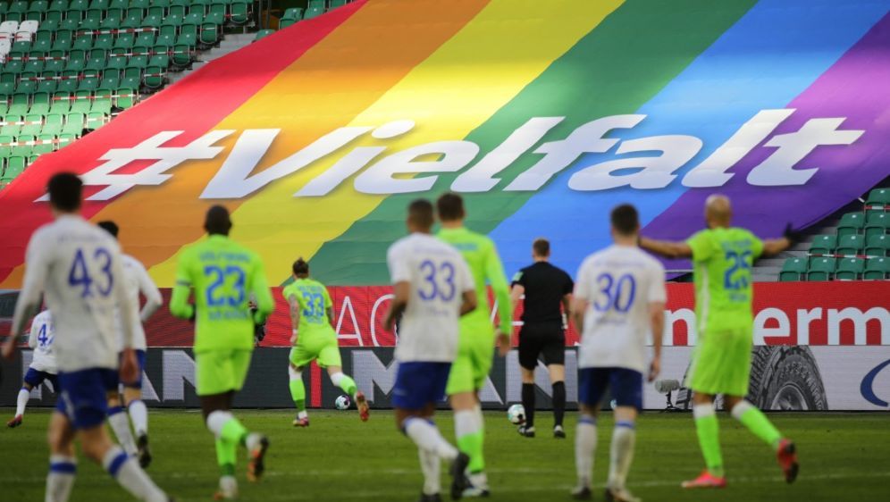 Fußball-Fans zufrieden mit Einsatz gegen Rassismus - Bildquelle: AFP/POOL/SID/HANNIBAL HANSCHKE