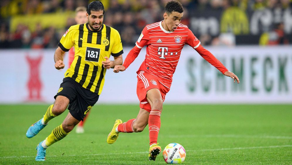 Dortmunds Emre Can jagt Münchens Jamal Musiala. - Bildquelle: imago