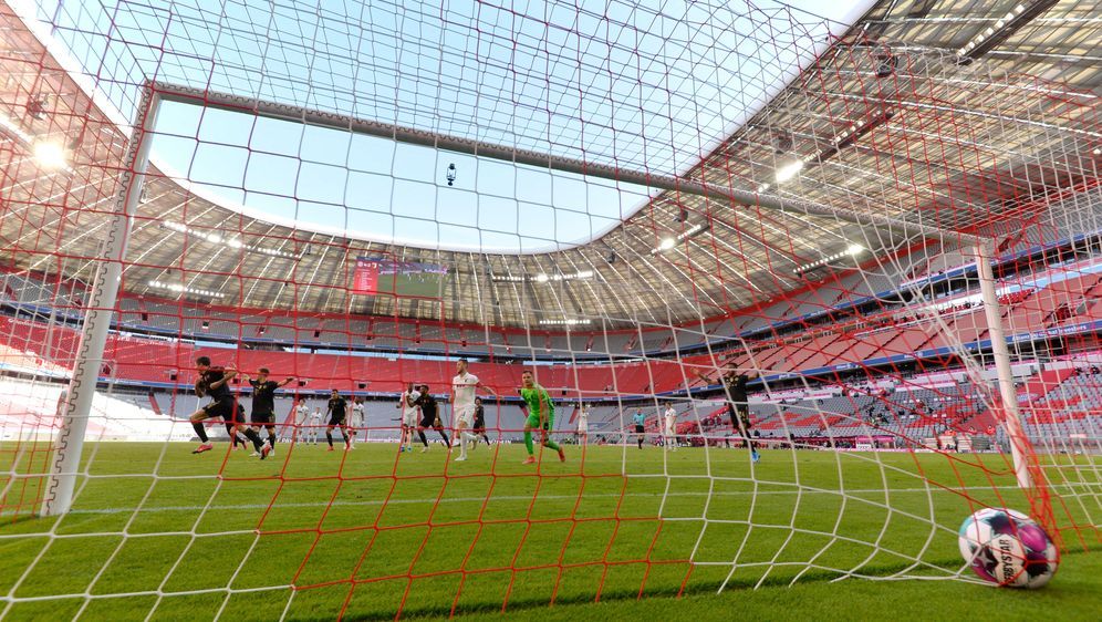 Der FC Bayern München wird bald wieder vor leeren Rängen spielen. - Bildquelle: Imago Images