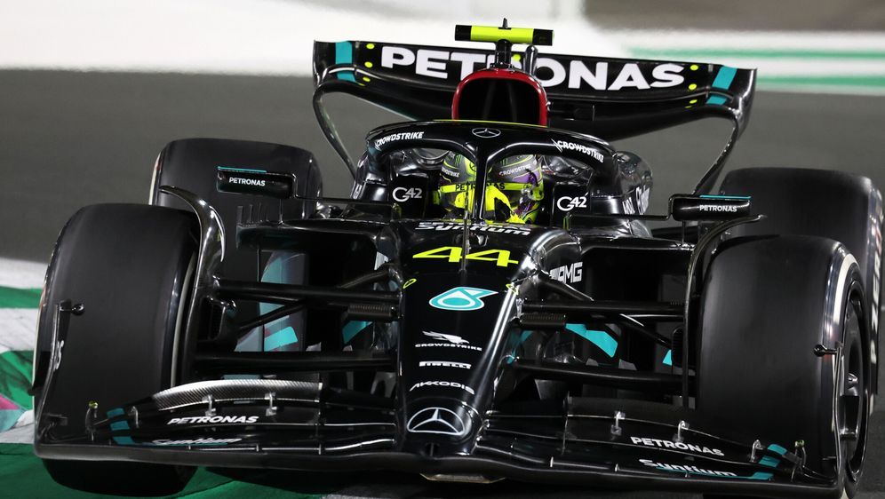 Lewis Hamilton im Mercedes W14 in Saudi-Arabien - Bildquelle: Motorsport Images