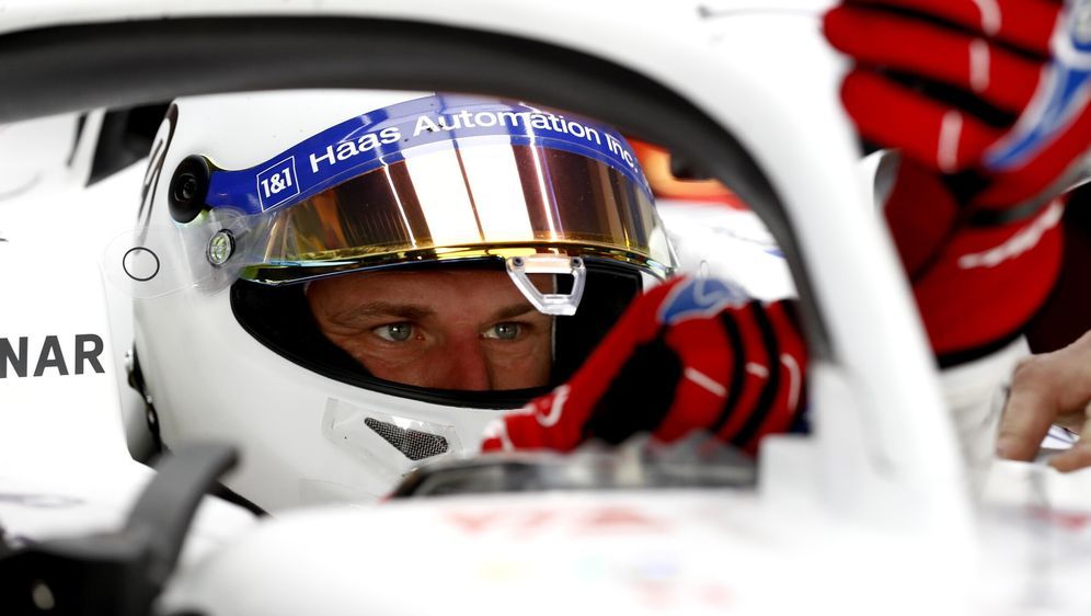 Ganz in Weiß: Nico Hülkenberg gab am Dienstag in Abu Dhabi sein Debüt im Haa... - Bildquelle: Motorsport Images