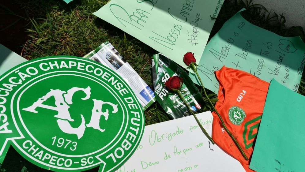 Chapecoense Tragodie Arzte Kampfen Um Spielerleben