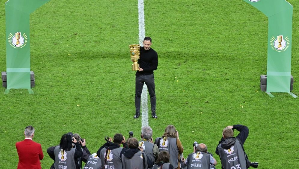 Domenico Tedesco feiert mit dem DFB-Pokal - Bildquelle: AFP/SID/JOHN MACDOUGALL