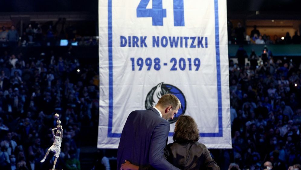 Nowitzki (l.) wurde in Dallas eine besondere Ehre zuteil - Bildquelle: AFP/GETTY IMAGES /SID/TOM PENNINGTON
