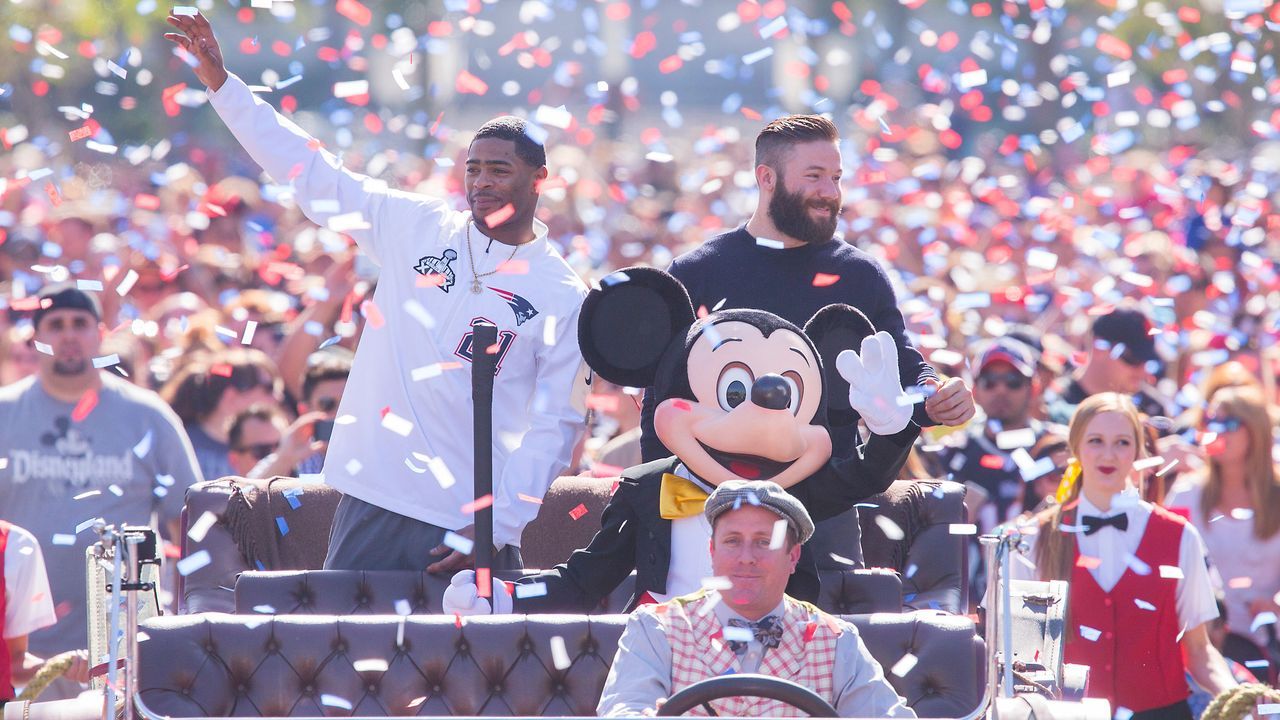 Erwähnt der Super-Bowl-MVP das Wort "Disney" in seiner Rede? - Bildquelle: 2015 Disney Enterprises, Inc.
