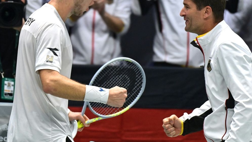 Kohlmann (R.)legt den Davis-Cup-Sieg als Ziel fest - Bildquelle: AFP/SID/JOE KLAMAR