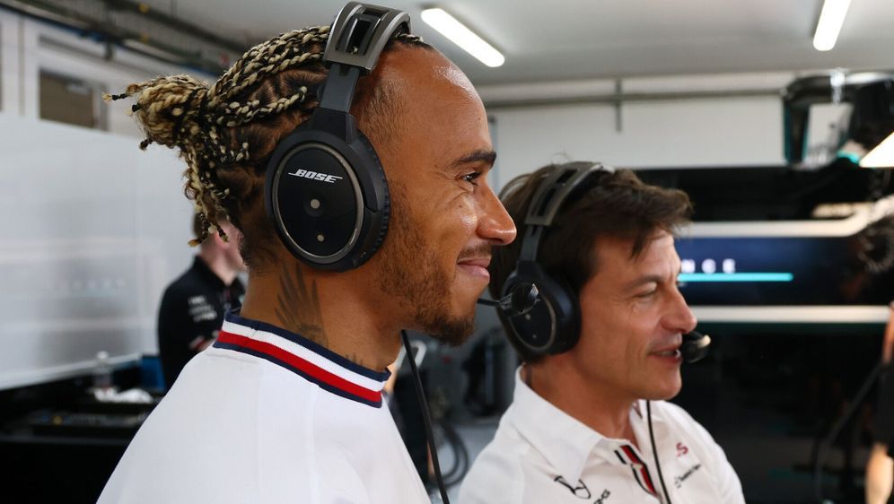 Lewis Hamilton und Toto Wolff sind die Gesichter der großen Mercedes-Erfolge - Bildquelle: Motorsport Images
