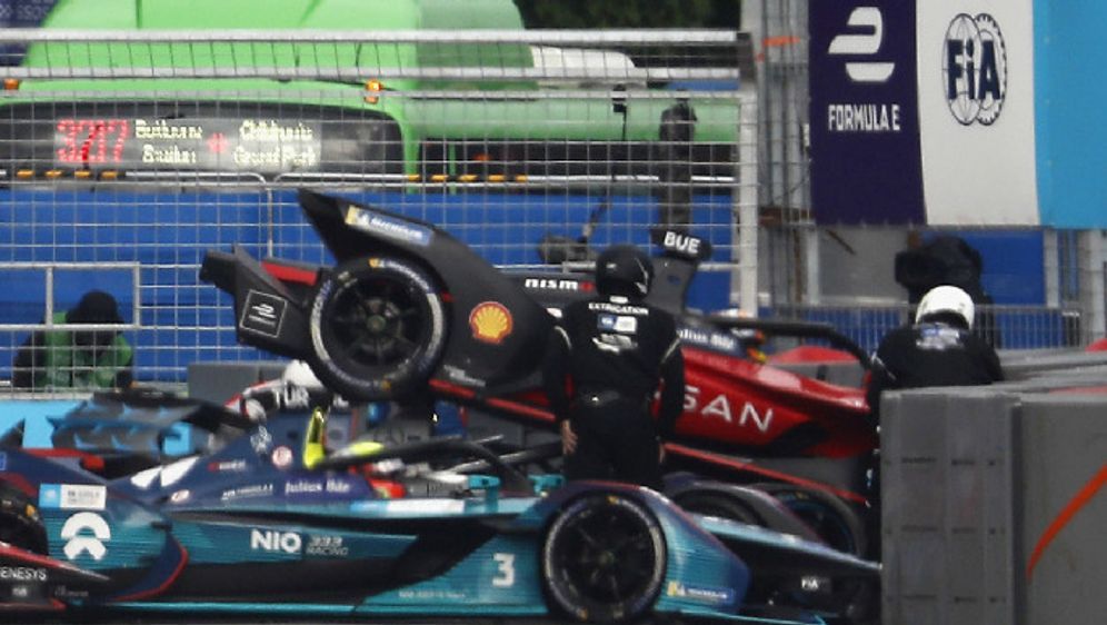 Unfall zwischen Nyck de Vreis und Sebastien Buemi beim Formel-E-Rennen 2022 ... - Bildquelle: Motorsport Images