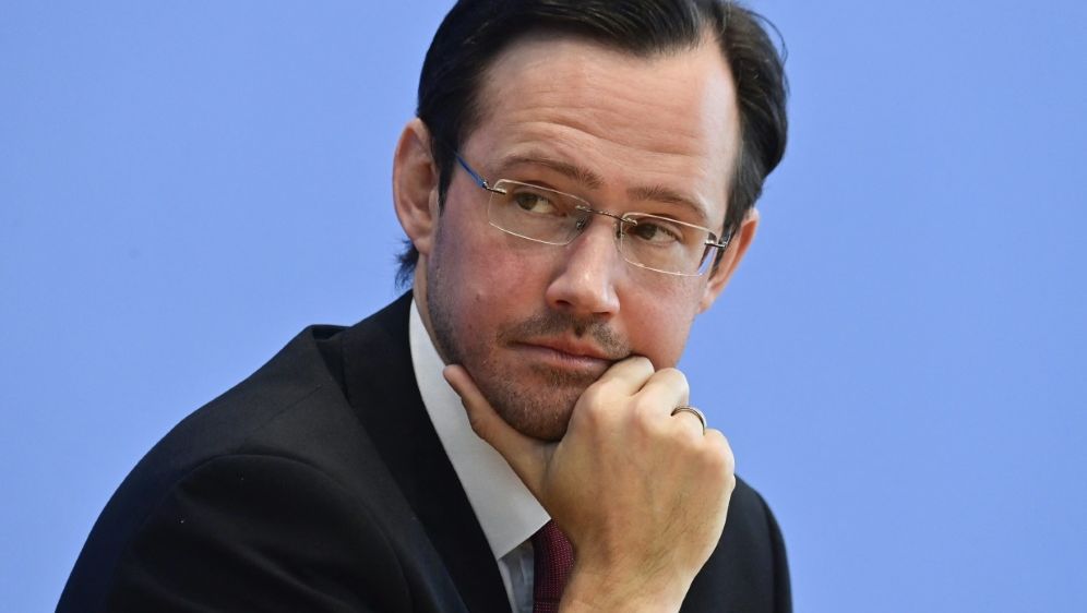 SPD-Politiker fordert Ablösung von Infantino - Bildquelle: AFP/SID/JOHN MACDOUGALL