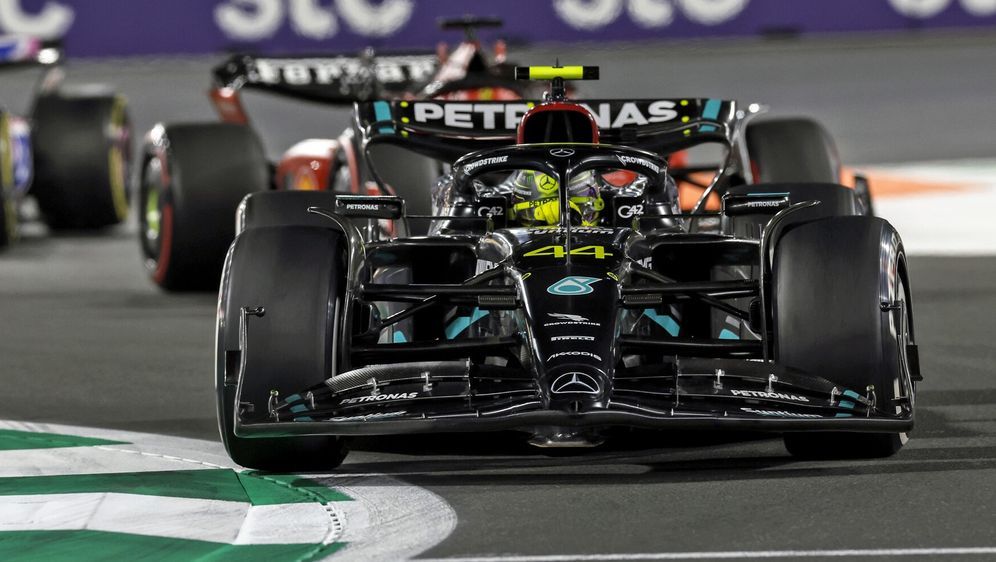 Lewis Hamilton kämpft mit dem losen Heck und seiner Sitzposition im Mercedes... - Bildquelle: Motorsport Images