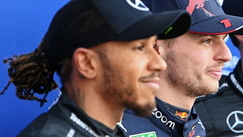 Mehrmalige Formel-1-Weltmeister unter sich: Lewis Hamilton und Max Verstappe... - Bildquelle: Motorsport Images