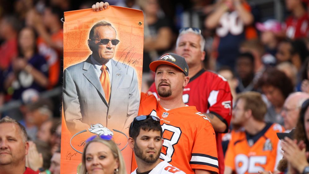 Ein Broncos-Fan mit einem Banner des langjährigen Owners Pat Bowlen. - Bildquelle: imago