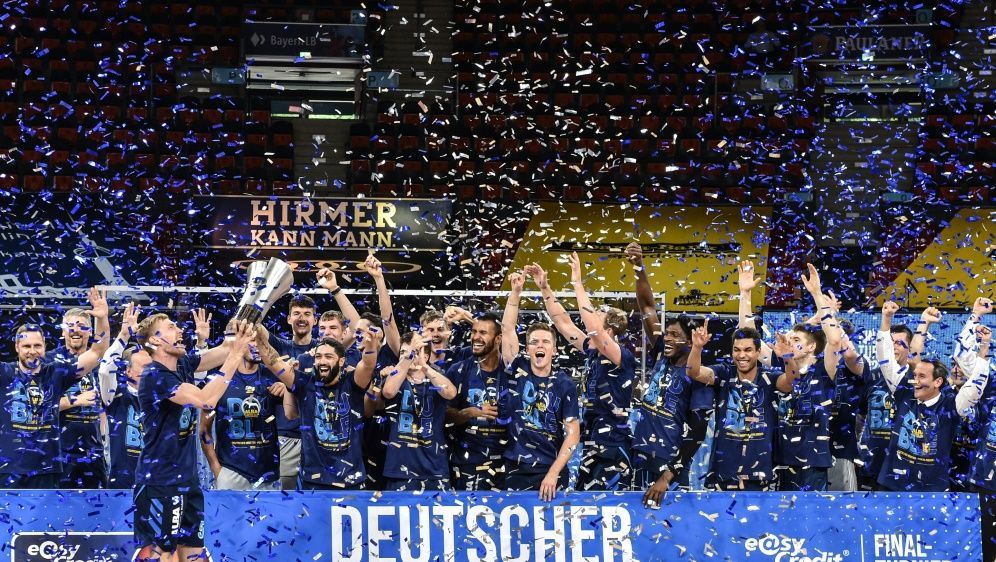 Meister Berlin eröffnet BBL-Saison gegen Hamburg - Bildquelle: AFP/SID/CHRISTOF STACHE