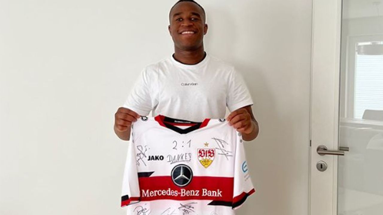 VfB Stuttgart bedankt sich mit unterschriebenem Trikot bei Youssoufa Moukoko für den Klassenerhalt  - Bildquelle: Screenshot: instagram @youssoufa_10