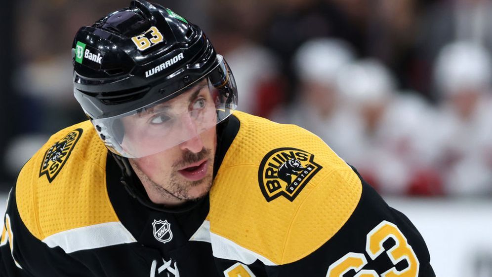 Brad Marchand von den Boston Bruins wird von seinen Gegenspielern aus mehrer... - Bildquelle: 2022 Getty Images