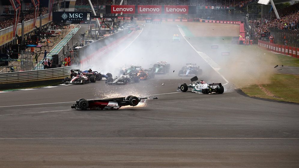 Guanyu Zhou war beim Start in Silverstone in einen heftigen Unfall verwickel... - Bildquelle: IMAGO/Motorsport Images