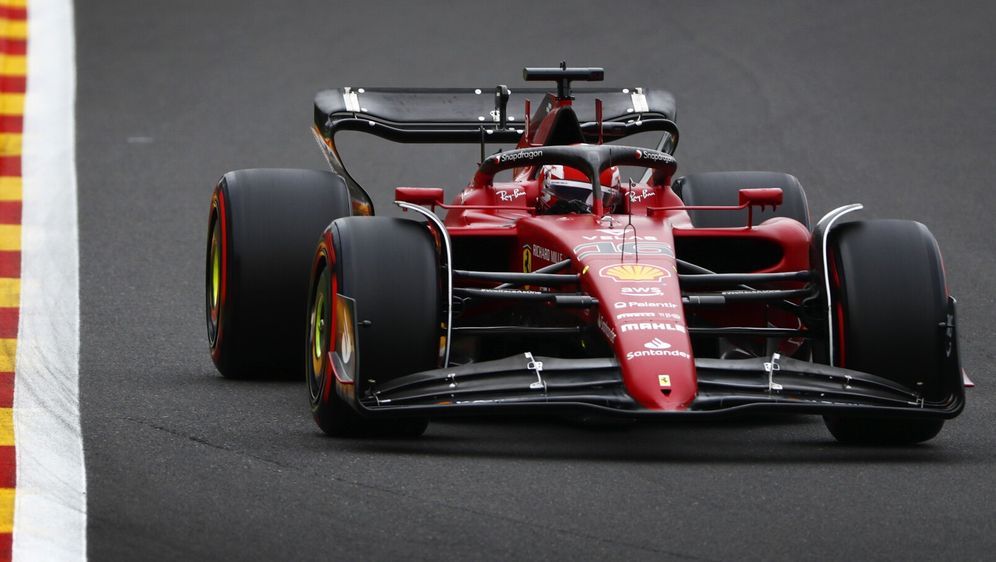Charles Leclerc im Ferrari F1-75 beim Formel-1-Rennen in Spa 2022 - Bildquelle: Motorsport Images