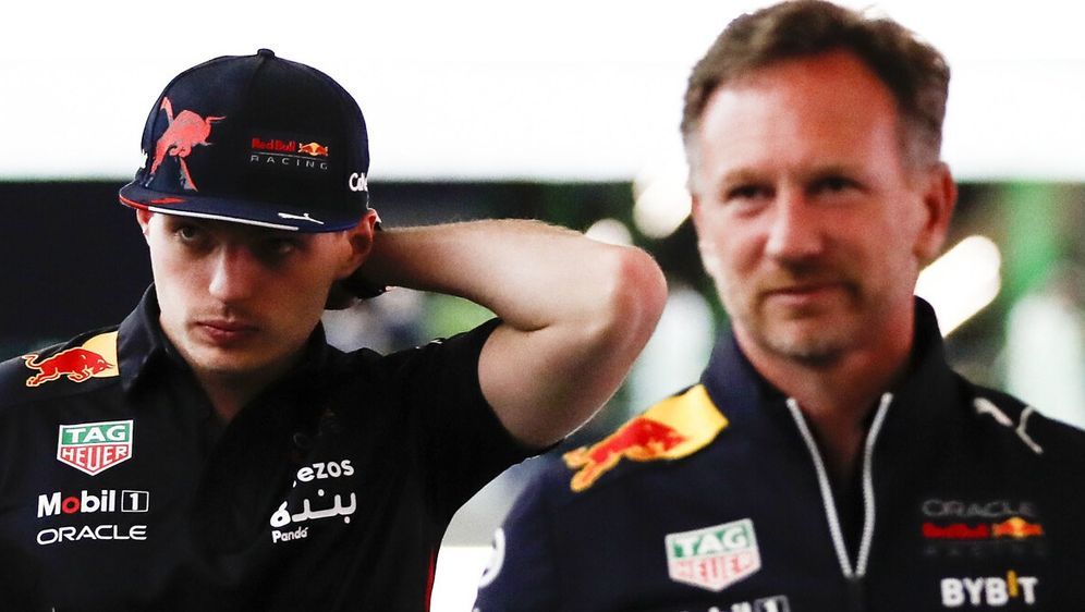 Max Verstappen mit Red-Bull-Teamchef Christian Horner - Bildquelle: Motorsport Images