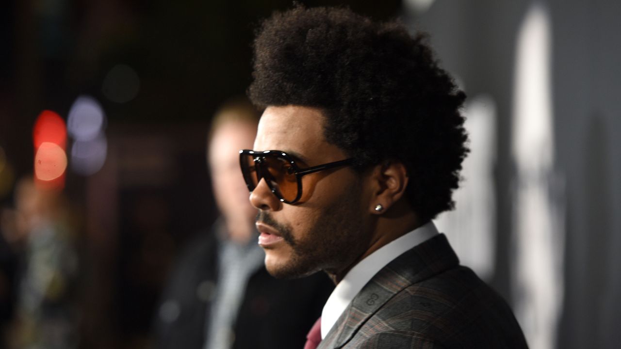 Trägt Künstler The Weeknd in seiner Halbzeit-Show eine Sonnenbrille? - Bildquelle: 2019 Getty Images
