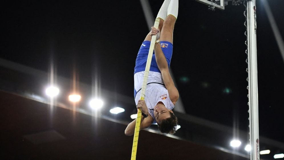 Armand Duplantis springt über die Sechs-Meter-Marke - Bildquelle: AFP/SID/FABRICE COFFRINI