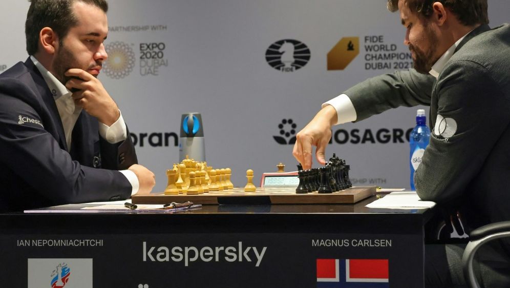Magnus Carlsen (r.) im Duell mit Jan Nepomnjaschtschi - Bildquelle: AFP/SID/GIUSEPPE CACACE